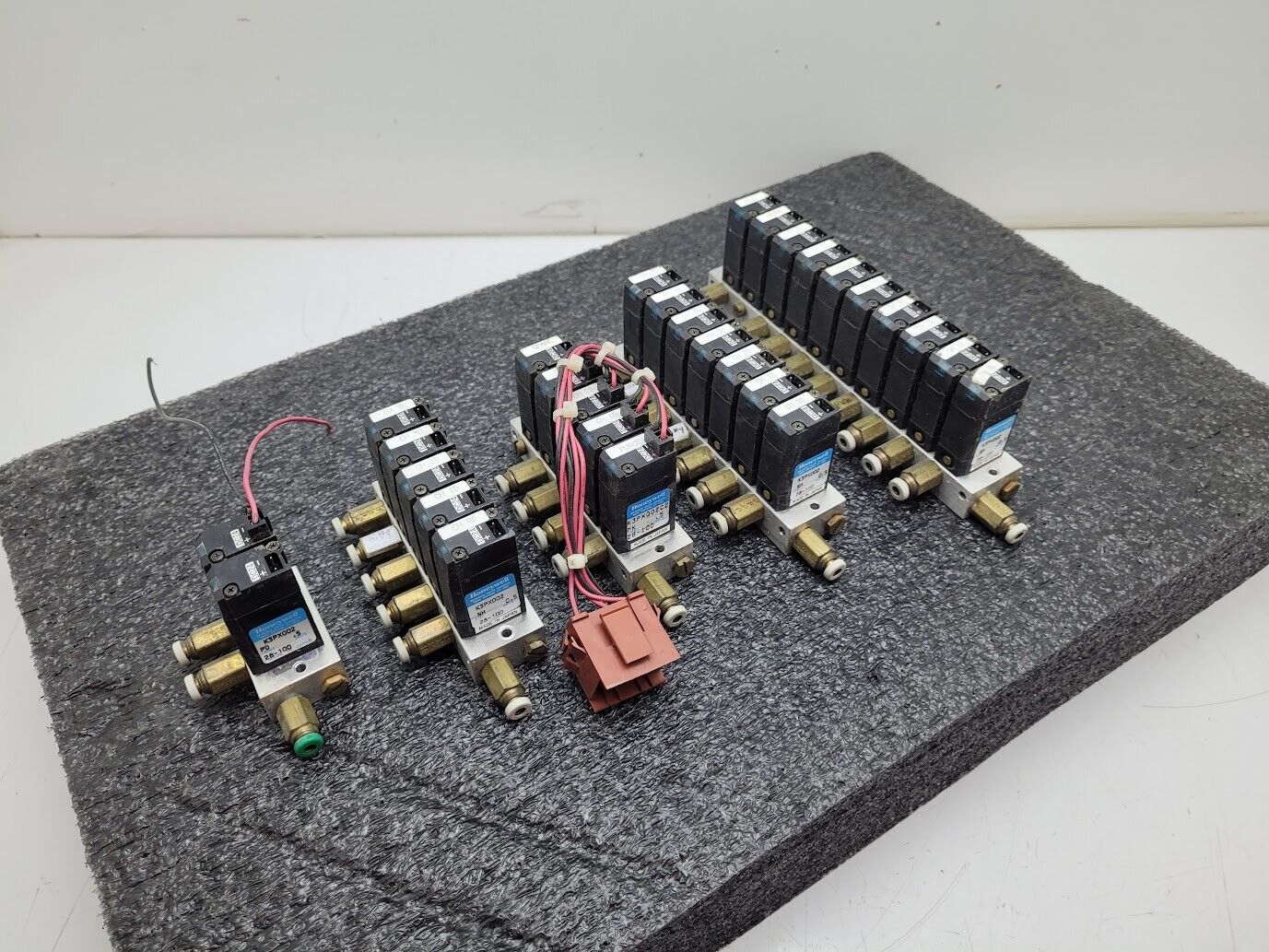 Lot of 29x Honeywell Solenoid Valve Block K3PX002 24VDC 28-100PSI 5/32 Connector