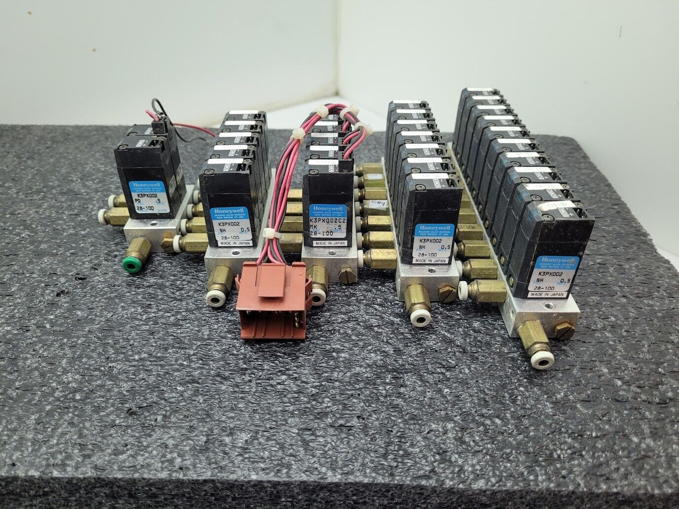 Lot of 29x Honeywell Solenoid Valve Block K3PX002 24VDC 28-100PSI 5/32 Connector