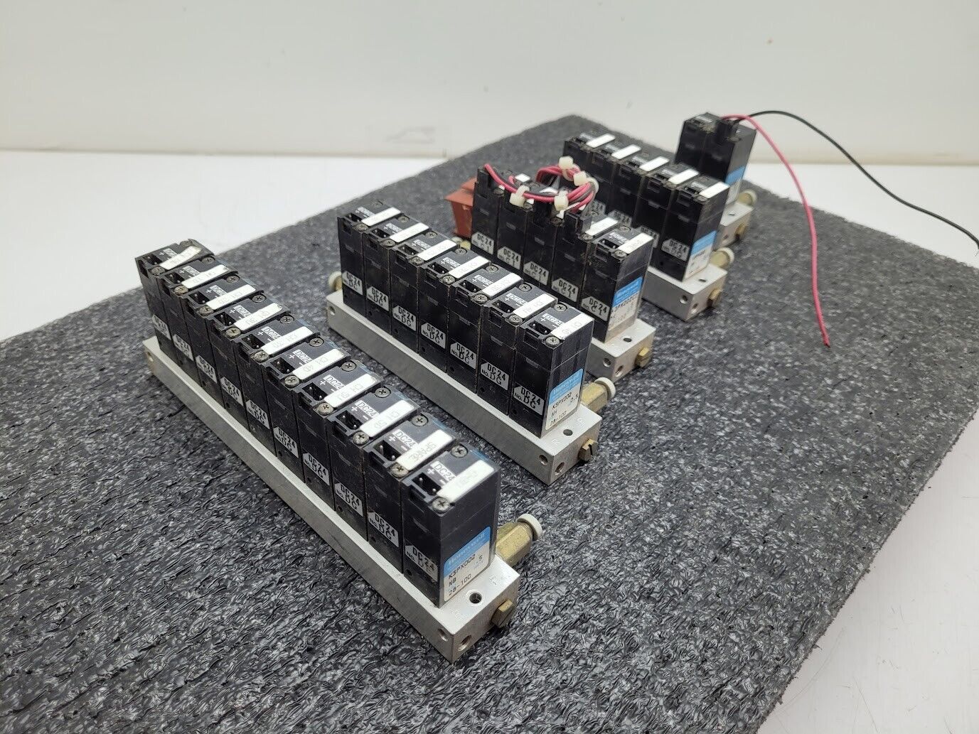 Lot of 29x Honeywell Solenoid Valve Block K3PX002 24VDC 28-100PSI 5/32 Connector