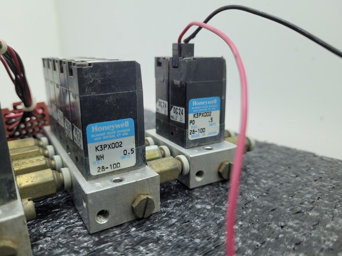 Lot of 29x Honeywell Solenoid Valve Block K3PX002 24VDC 28-100PSI 5/32 Connector