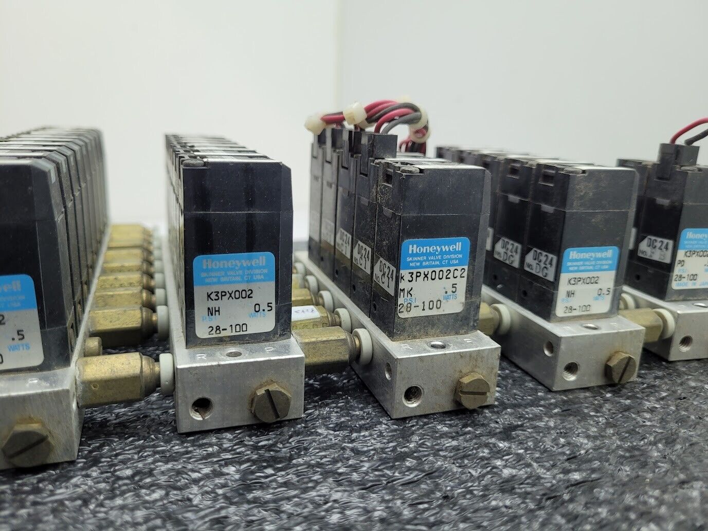 Lot of 29x Honeywell Solenoid Valve Block K3PX002 24VDC 28-100PSI 5/32 Connector