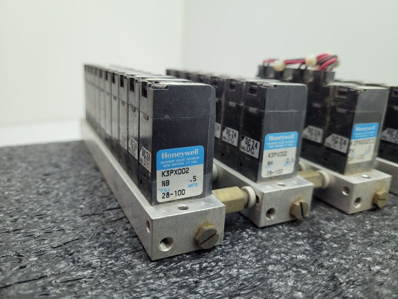 Lot of 29x Honeywell Solenoid Valve Block K3PX002 24VDC 28-100PSI 5/32 Connector