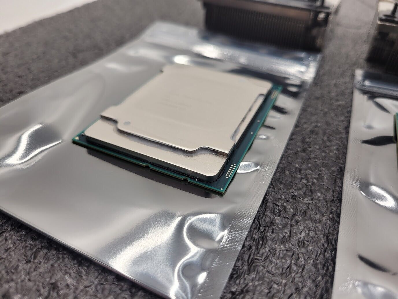 Lot of 2 Intel Xeon Gold CONFIDENTIAL QMXJ 2.2GHz 5120 CPU LGA3647 w/Heatsink