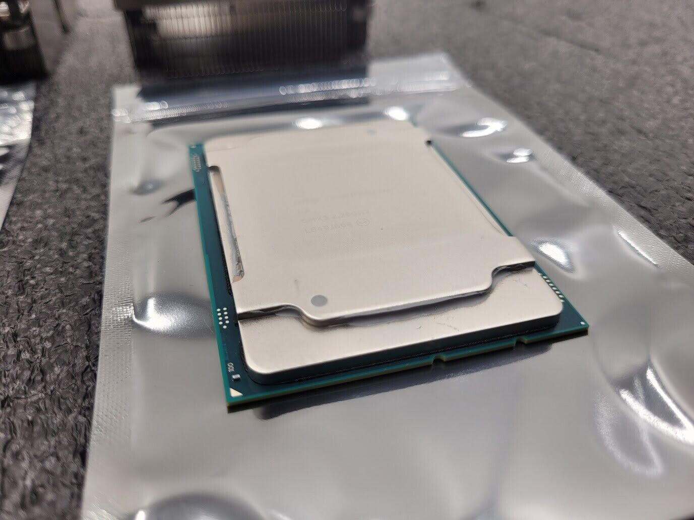 Lot of 2 Intel Xeon Gold CONFIDENTIAL QMXJ 2.2GHz 5120 CPU LGA3647 w/Heatsink