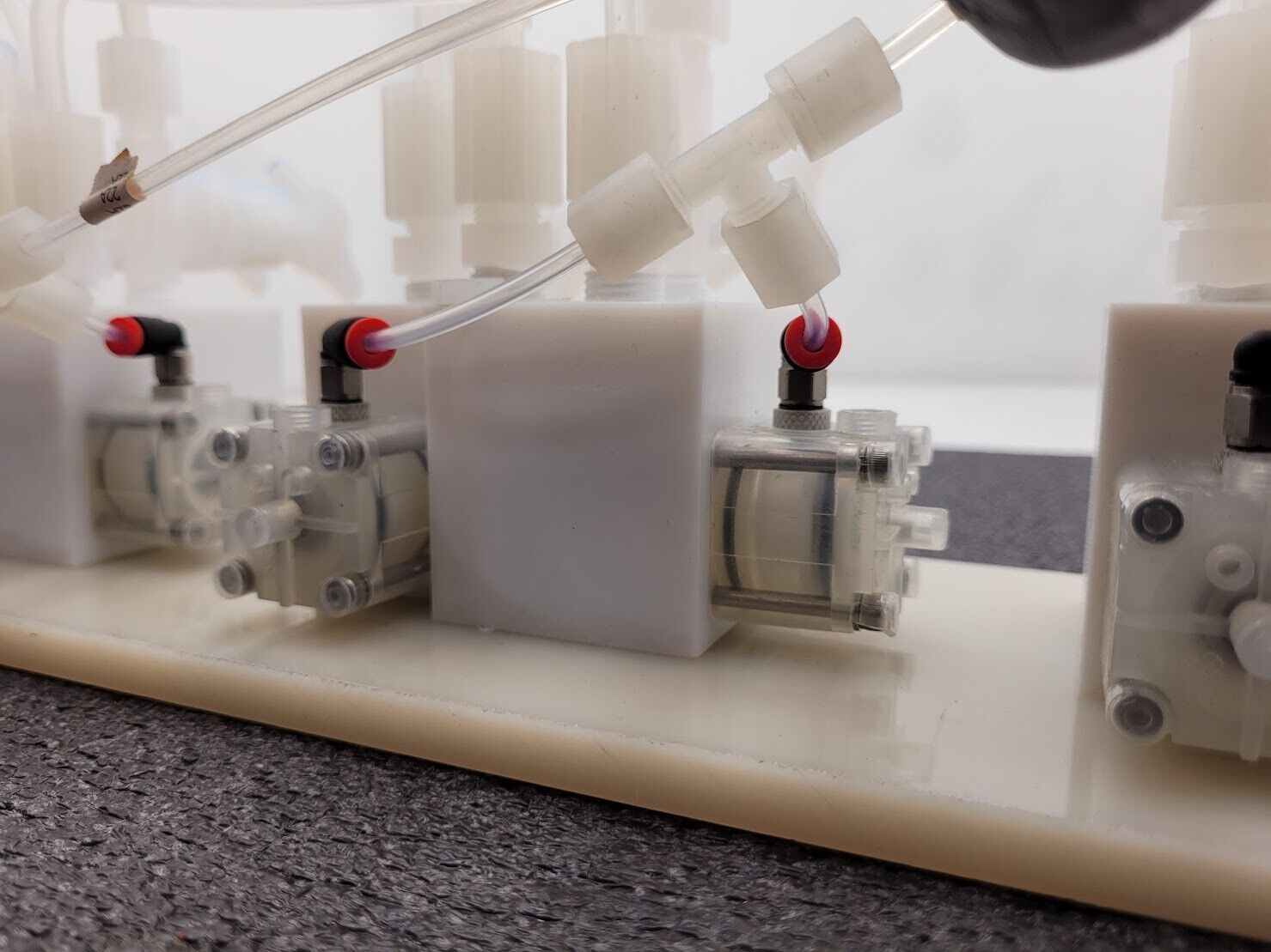 Furon High Purity Adjustable Pneumatic Valve Bank Actuator Assembly 111243