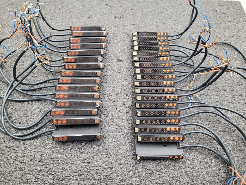 Lot of 33 Omron E3X-MDA41 2-Channel Fiber Optic Sensor Amplifier PNP w/ Cable