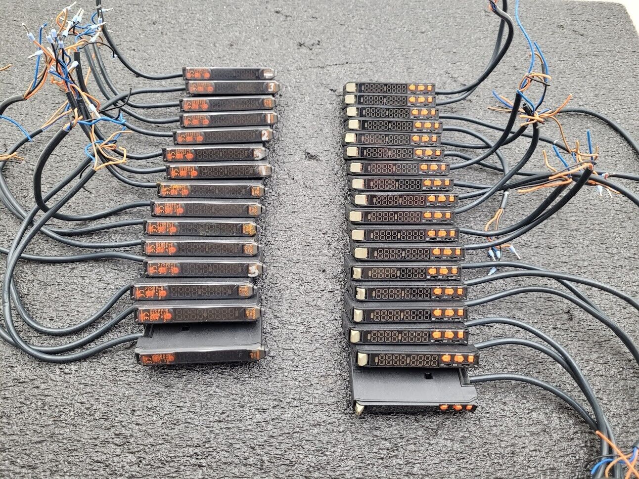 Lot of 33 Omron E3X-MDA41 2-Channel Fiber Optic Sensor Amplifier PNP w/ Cable