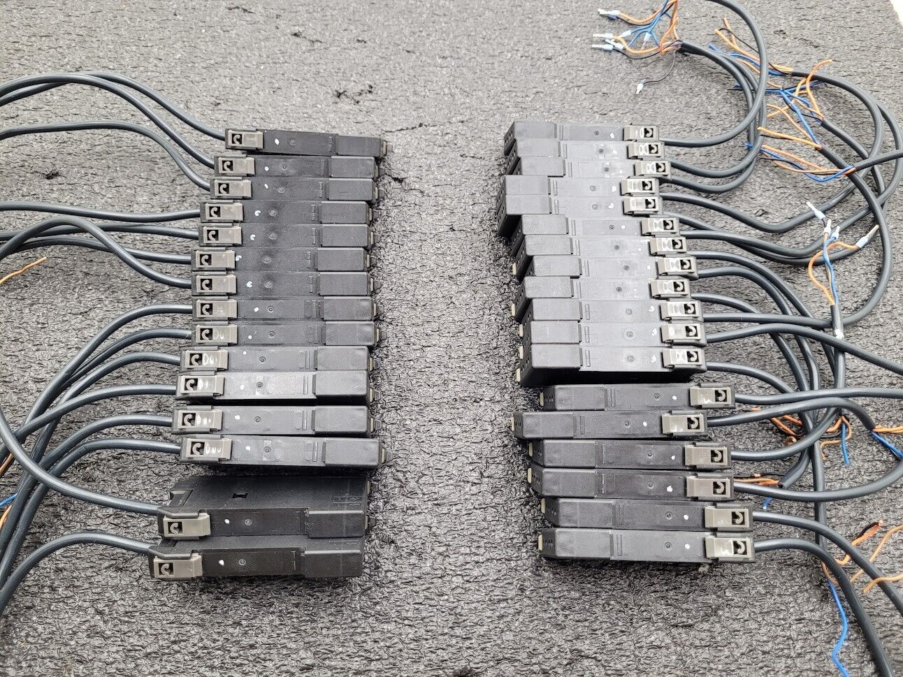 Lot of 33 Omron E3X-MDA41 2-Channel Fiber Optic Sensor Amplifier PNP w/ Cable