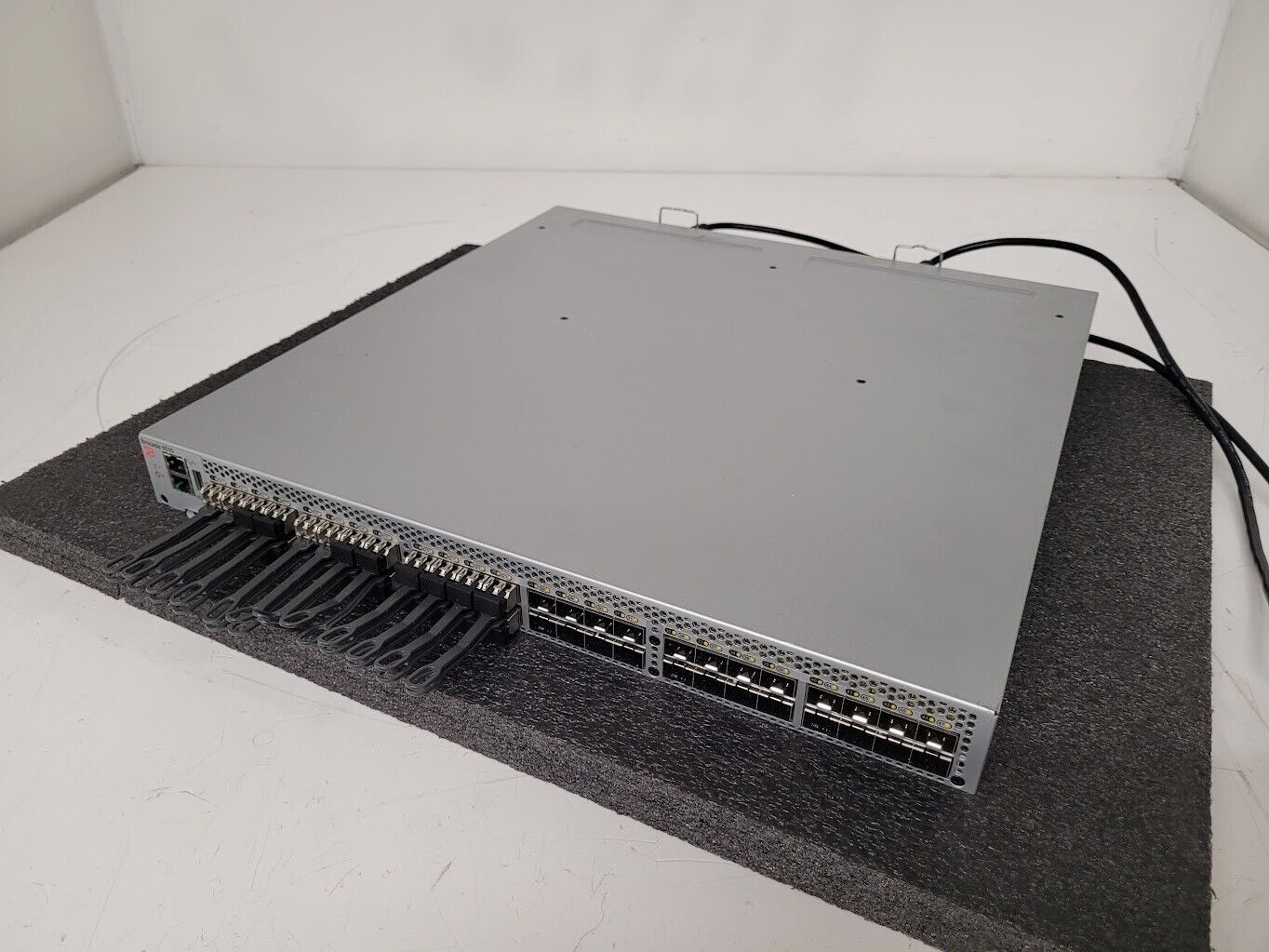 Brocade 6510 24-Port Fiber Switch 6510-24-16G-R 24 ports active w/24 SFP + 2 Pwr