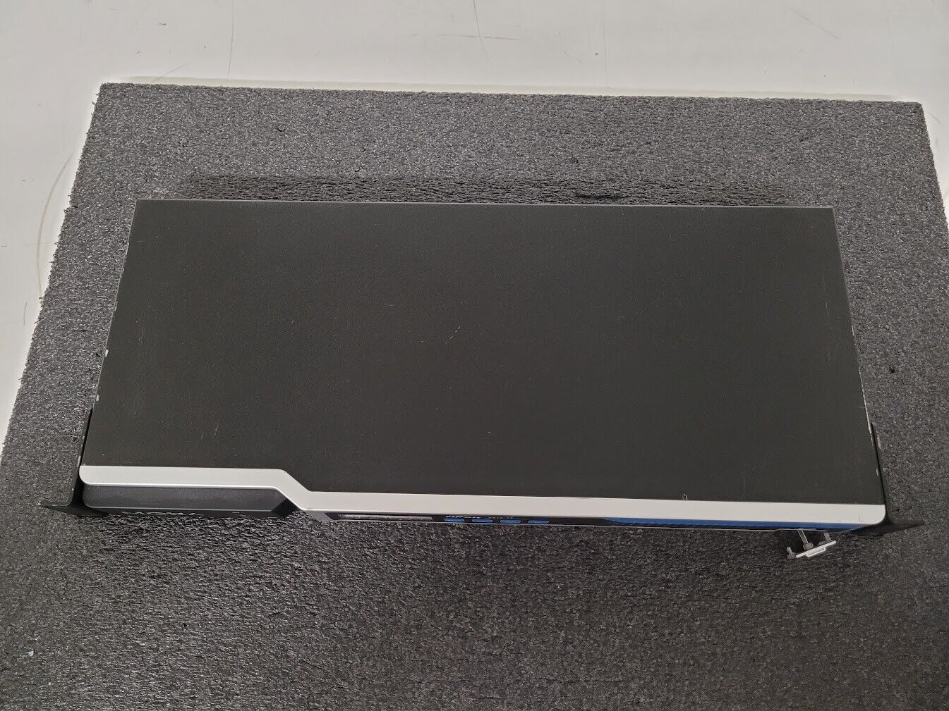 MOXA NPort 6610-16 16 Ports 8-pin RJ45 RS-232 Secure Device Server 100V~240Vac C