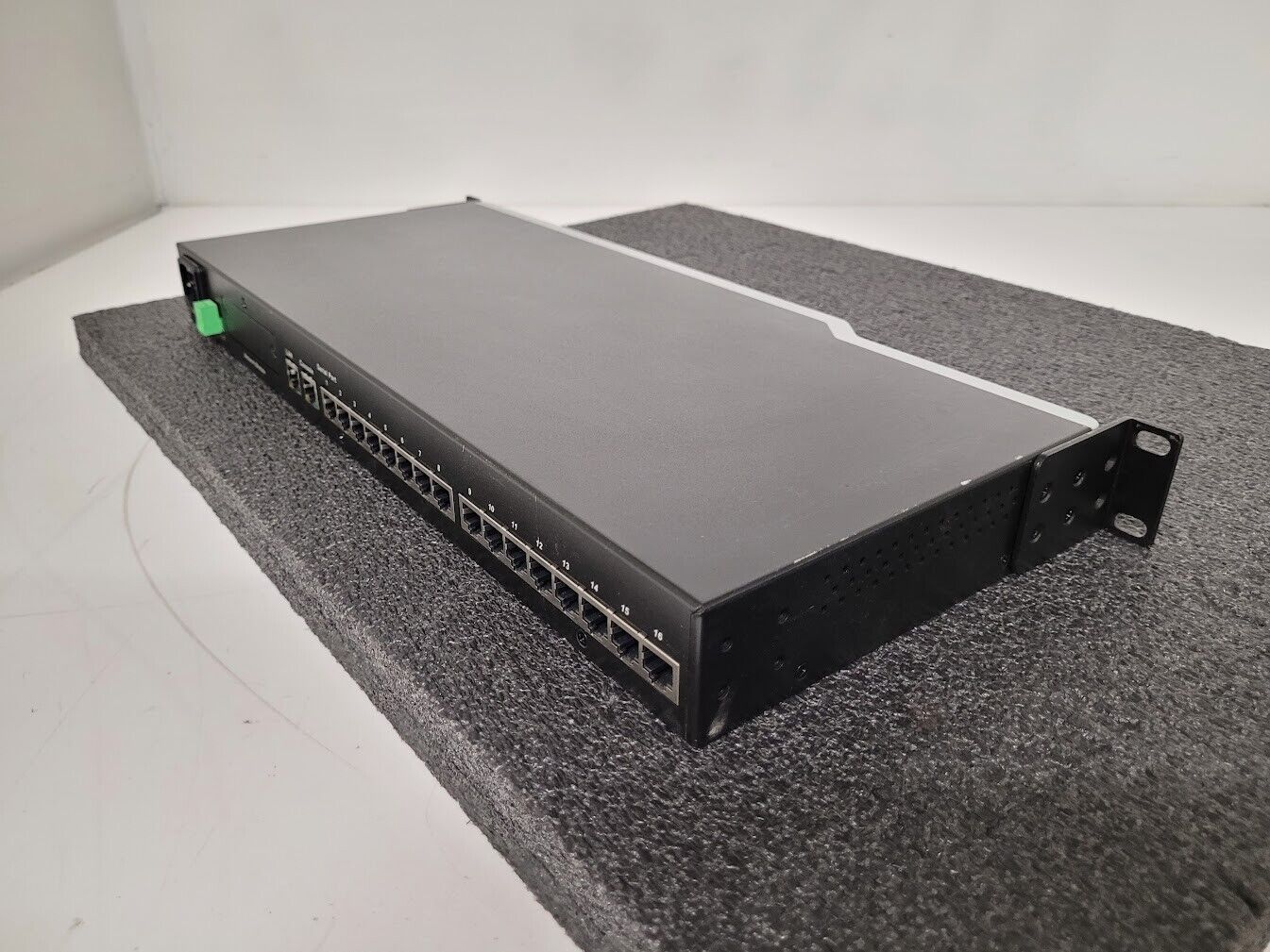 MOXA NPort 6610-16 16 Ports 8-pin RJ45 RS-232 Secure Device Server 100V~240Vac C
