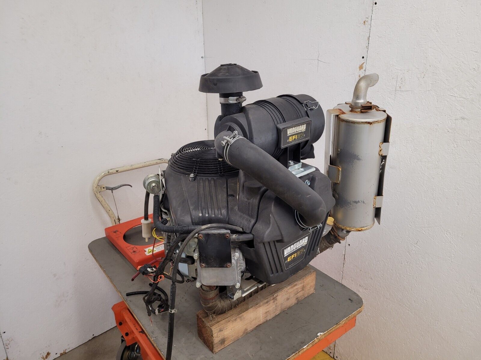 Vanguard Briggs & Stratton 993CC EFI37 37HP Vertical Shaft V-Twin Engine  200hrs