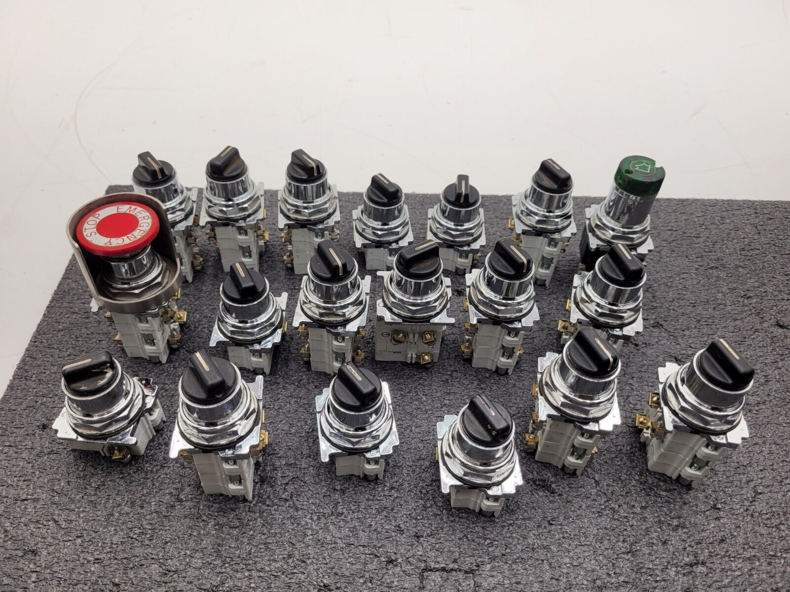 Lot of 19x Eaton Industrial On/Off Switch Lot EMO, Multipole 10250T Panel Mount