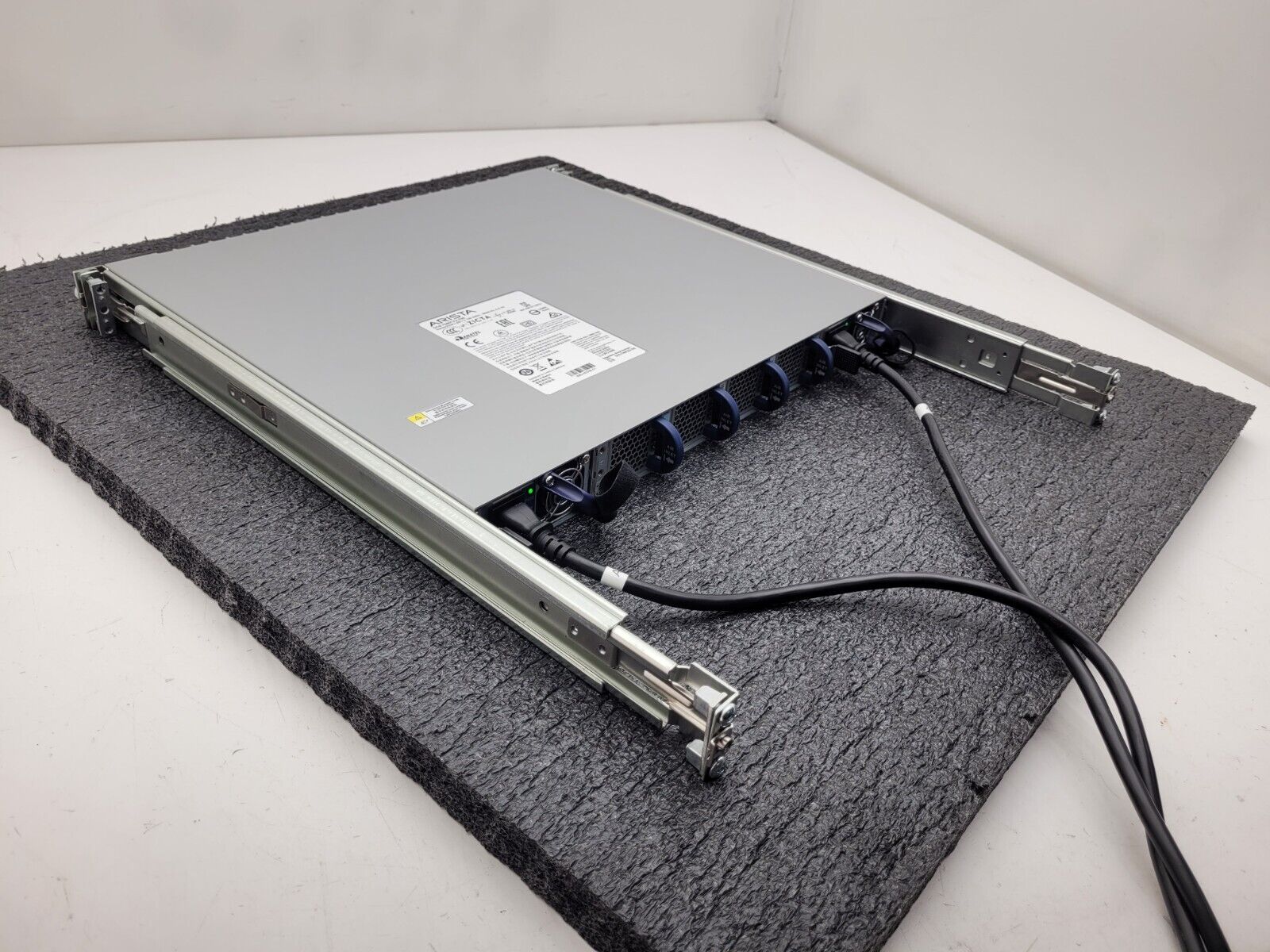 ARISTA DCS-7060CX2-32S 7060X2 32x100GbE QSFP & 2xSFP+ switch R-to-F Airflow