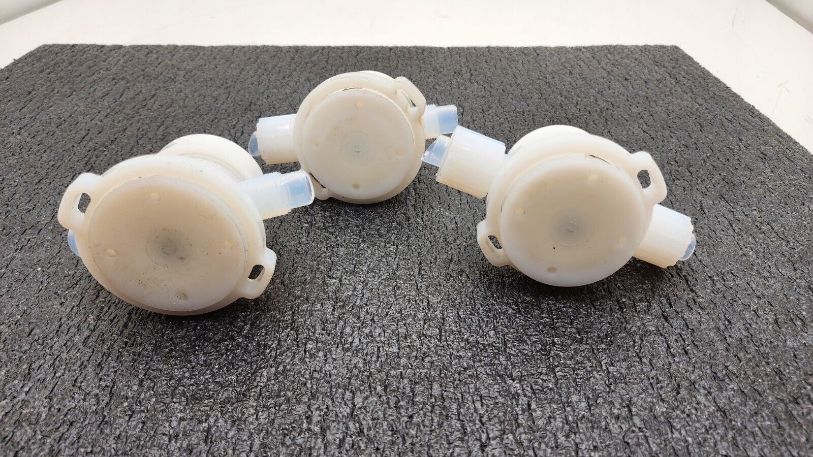 Lot of 3x Furon Pneumatic High Purity Valve UPM2-F812NC-VI 1108537, 2x 1104556