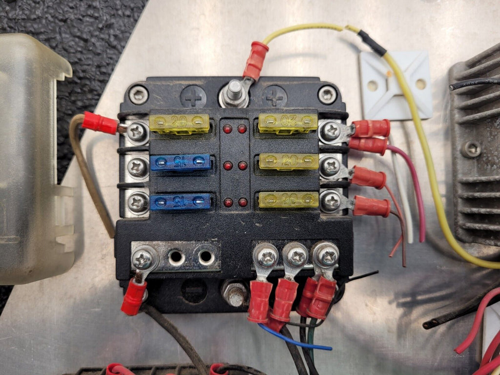 Eaton 31S-002-0 12VDC Power Distribution Module Fuse Relay Holder System C