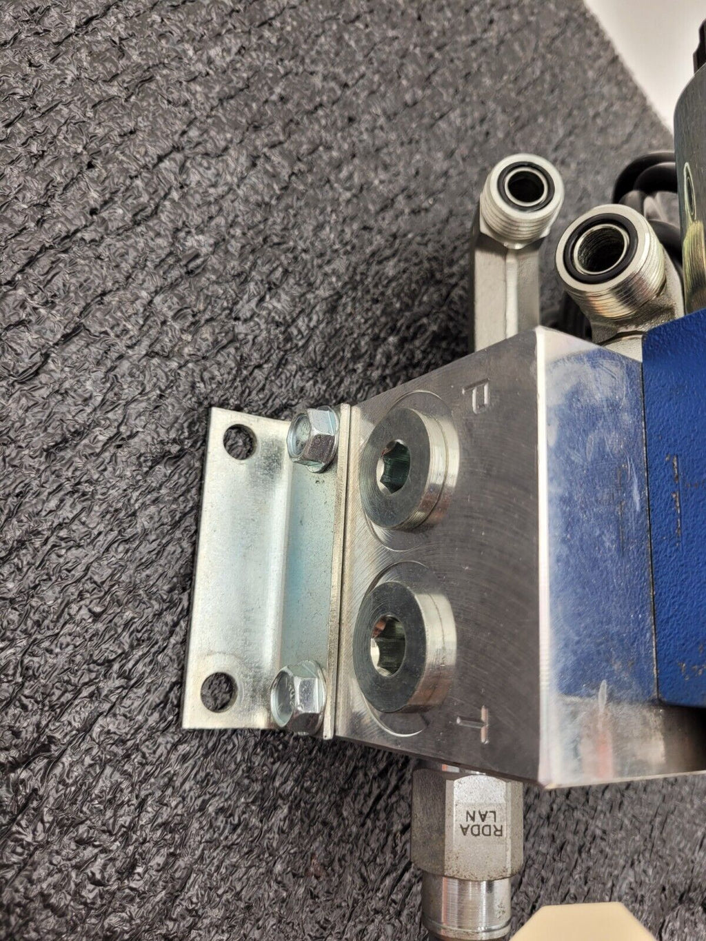 Rexroth R978017782 Solenoid Directional Spool Valve 4WE 6 H62/EG12N9K4/62 Unit B