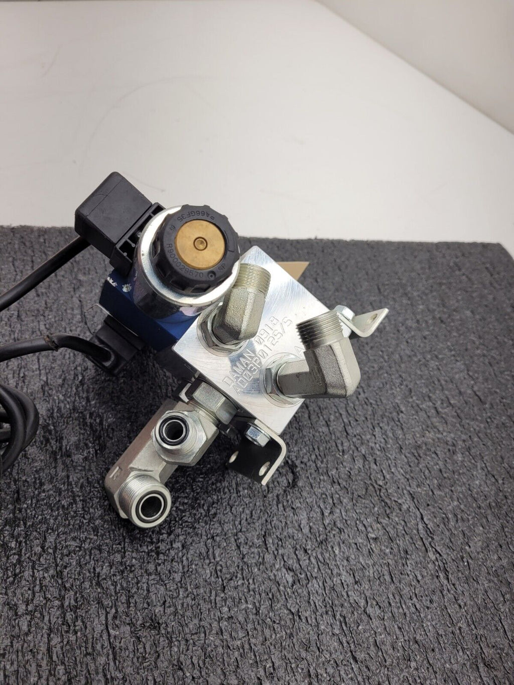 Rexroth R978017782 Solenoid Directional Spool Valve 4WE 6 H62/EG12N9K4/62 Unit B