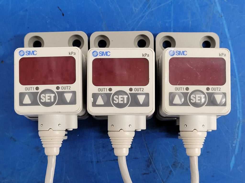Lot of 4x SMC ZSE40F-C6-62L Digital Pressure Switch PNP -100~100kPa ISE40A-C-T