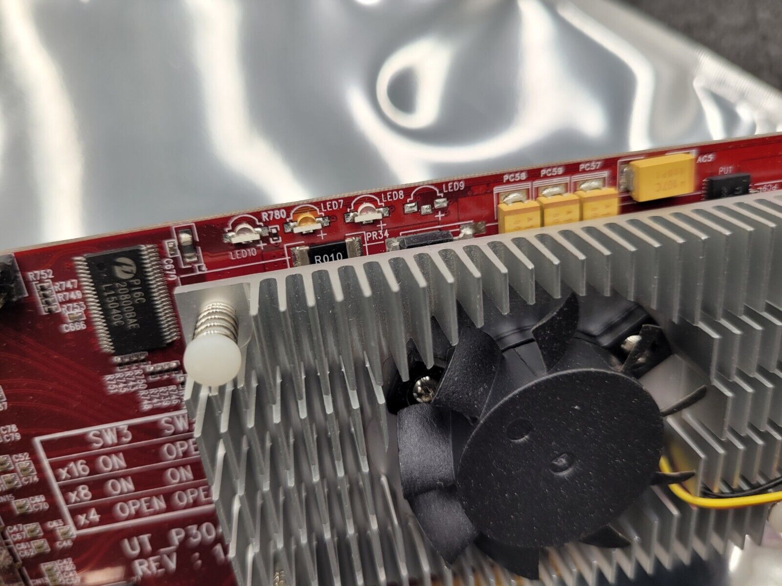 Ultran UT_P304E PCIe x16 half-height mini-SAS HD SFF-8644 x4 HBA SAS Expander