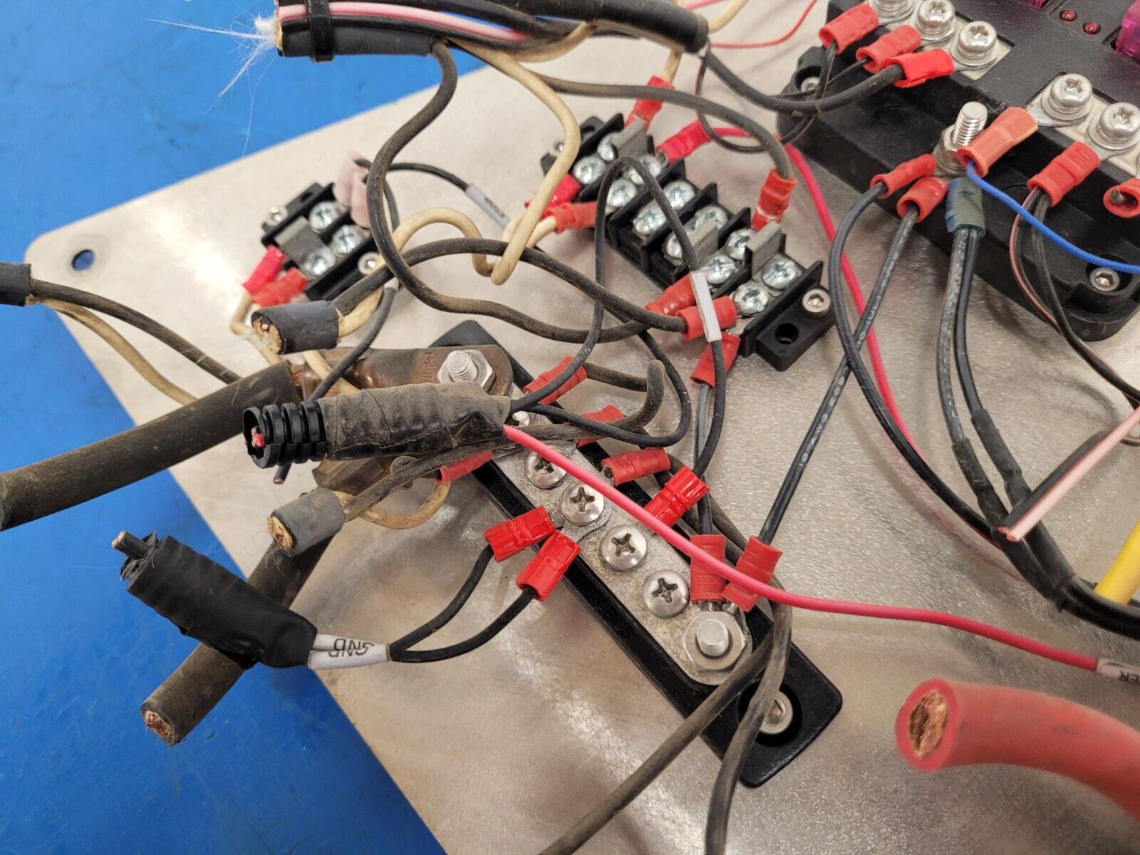 Eaton 31S-002-0 12VDC Power Distribution Module Fuse Relay Holder System G