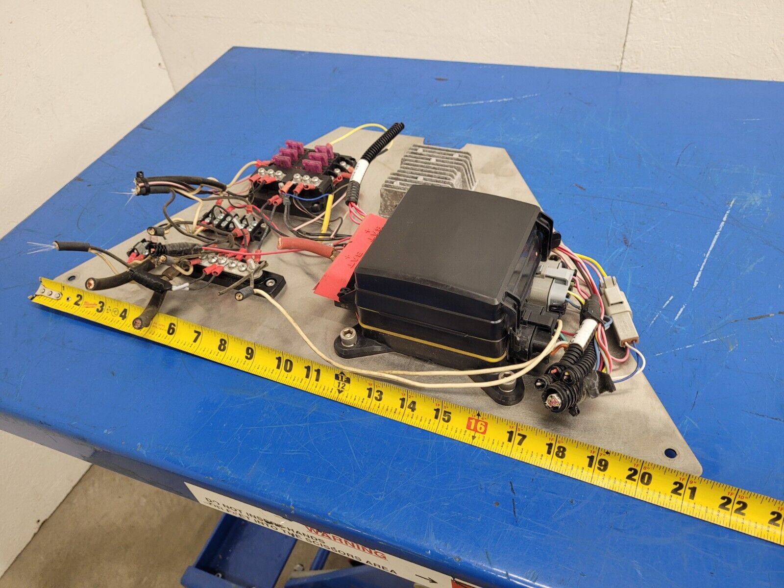 Eaton 31S-002-0 12VDC Power Distribution Module Fuse Relay Holder System G