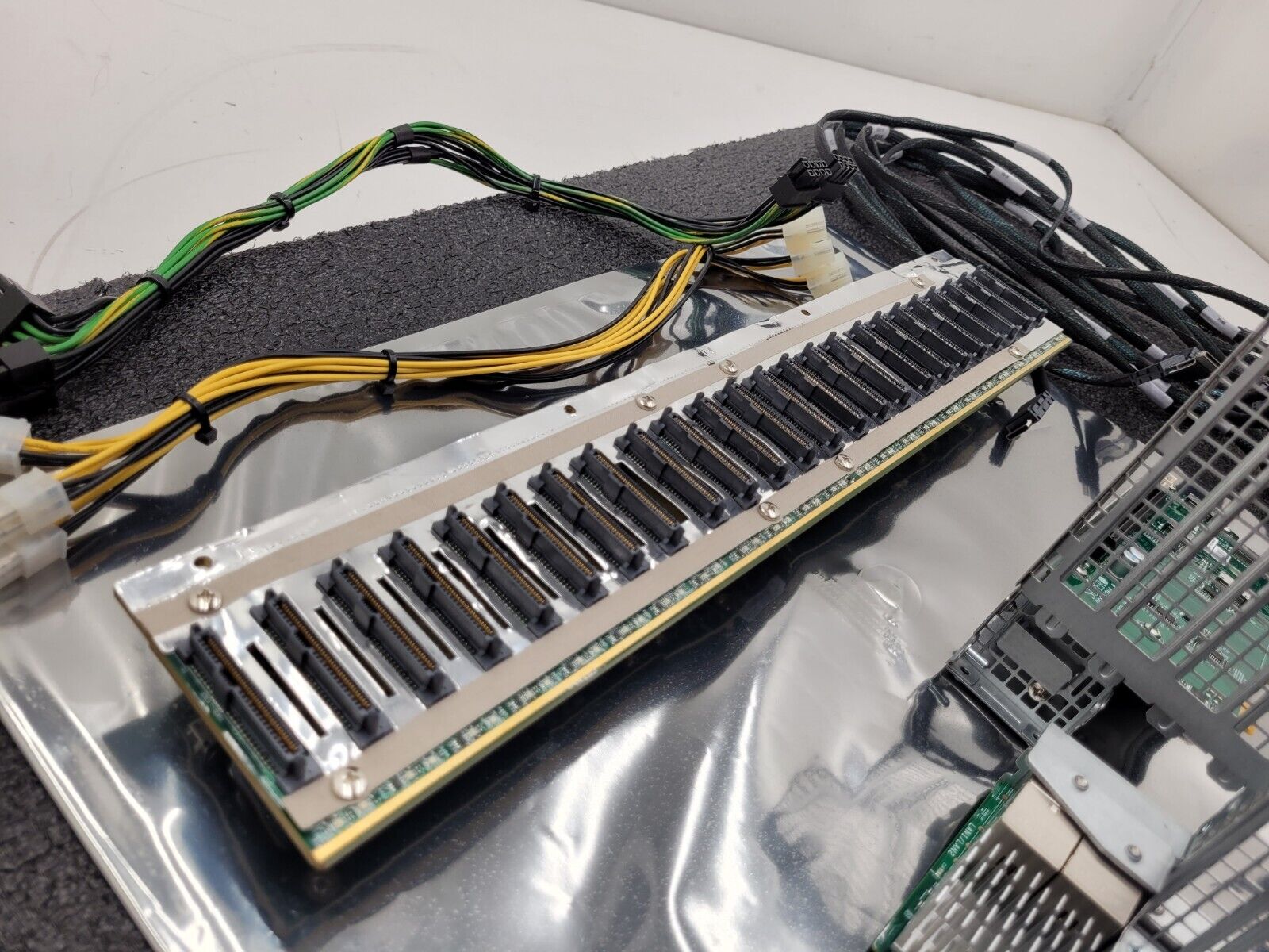 Supermicro BPN-NVME3-216EB 2x BPN-NVME3-216EL 24x NVMe 2U Backplane Plus Risers