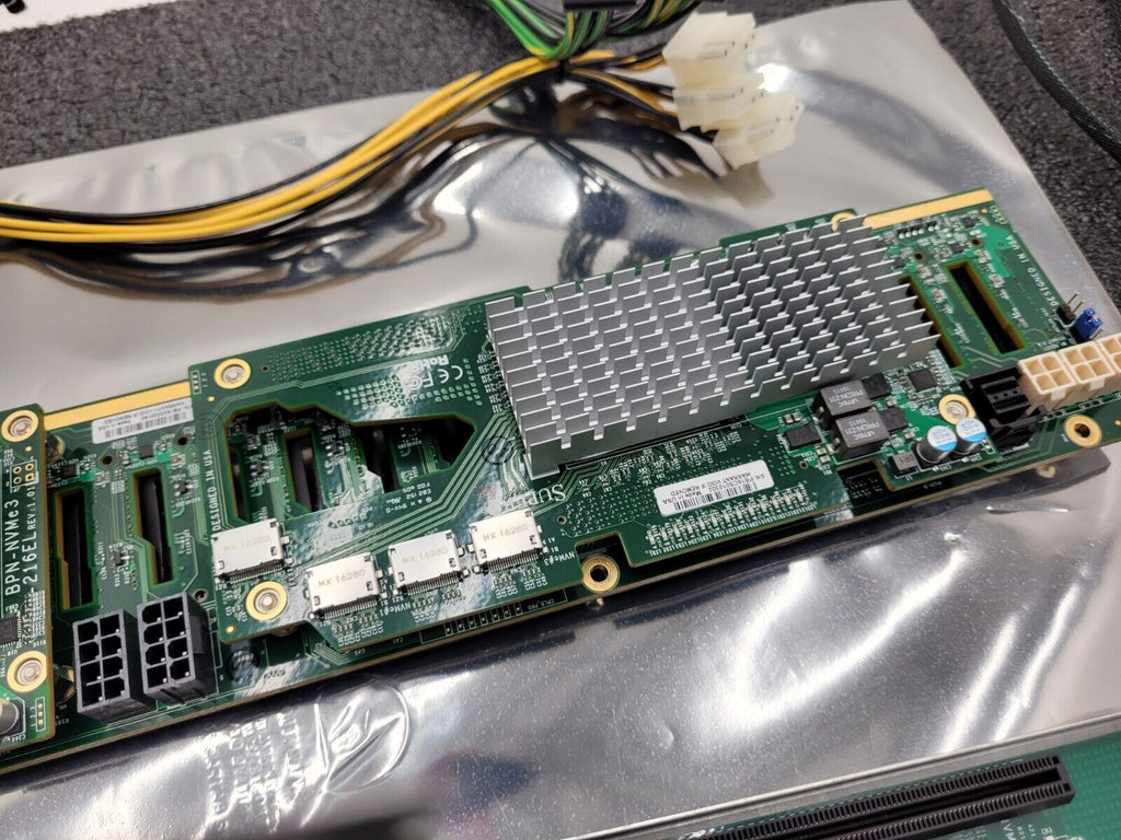 Supermicro BPN-NVME3-216EB 2x BPN-NVME3-216EL 24x NVMe 2U Backplane Plus Risers