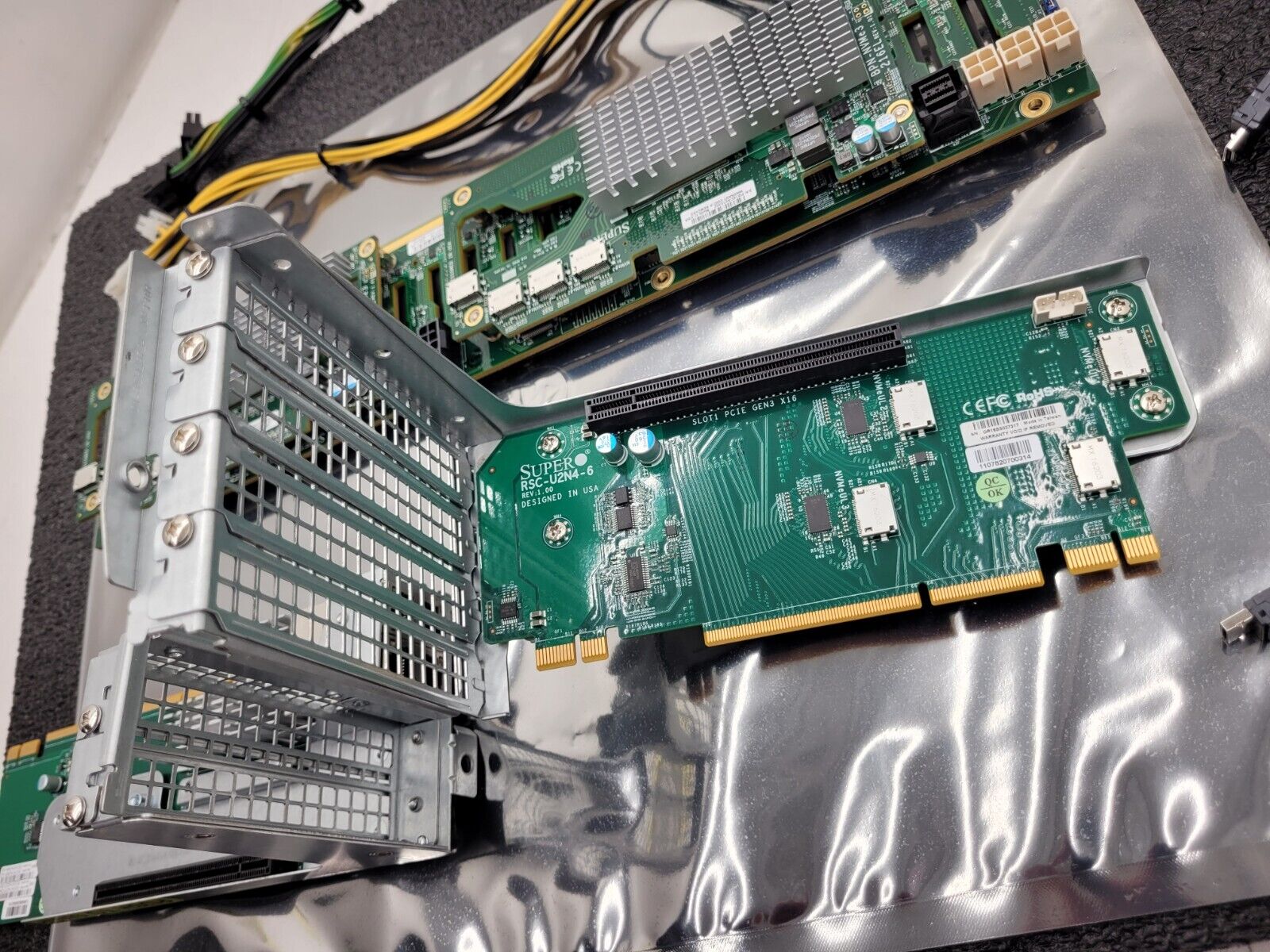 Supermicro BPN-NVME3-216EB 2x BPN-NVME3-216EL 24x NVMe 2U Backplane Plus Risers