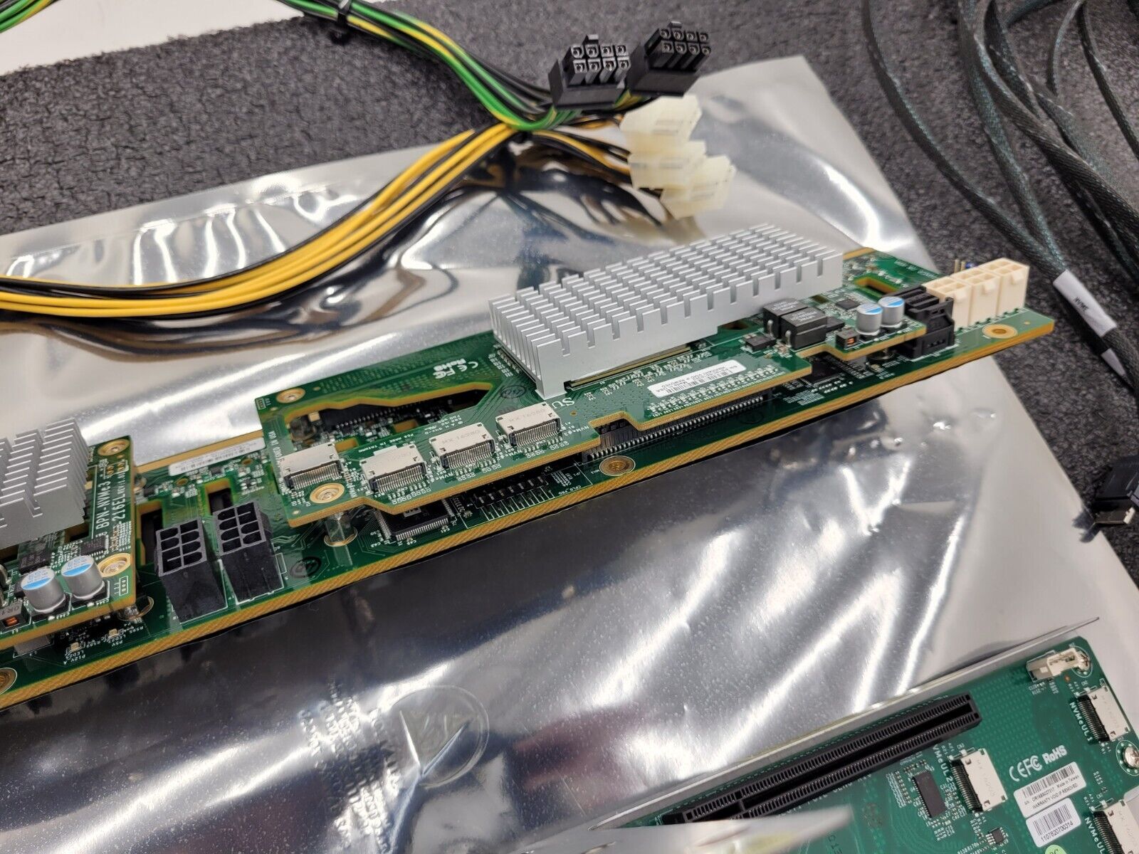 Supermicro BPN-NVME3-216EB 2x BPN-NVME3-216EL 24x NVMe 2U Backplane Plus Risers