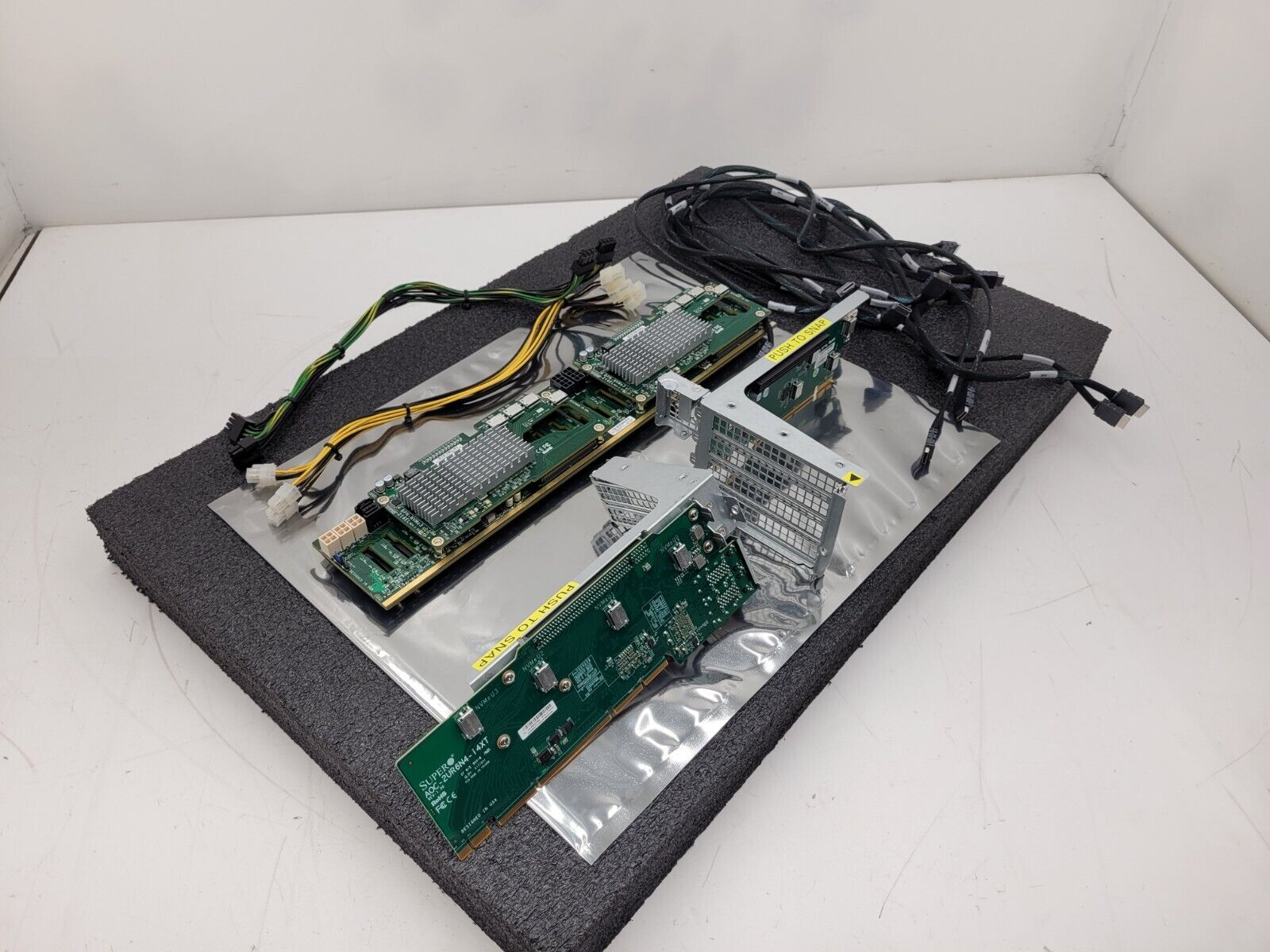 Supermicro BPN-NVME3-216EB 2x BPN-NVME3-216EL 24x NVMe 2U Backplane Plus Risers