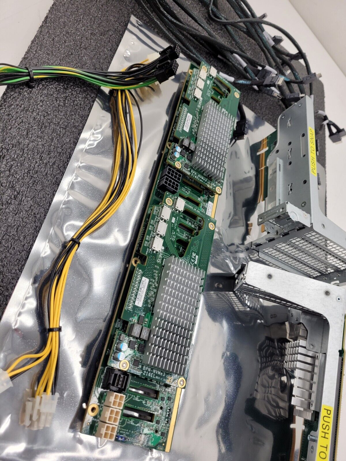 Supermicro BPN-NVME3-216EB 2x BPN-NVME3-216EL 24x NVMe 2U Backplane Plus Risers