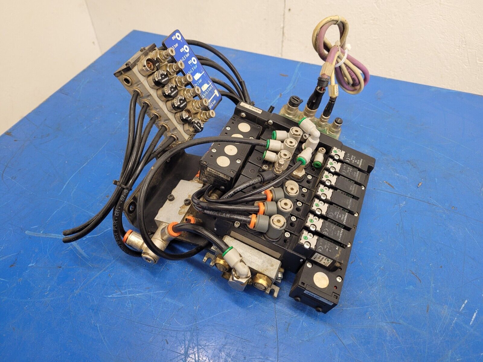 Pneumax Pneumatic Solenoid Manifold 2400.04.01 24VDC 145 PSI N338.ROE-8 Valves B