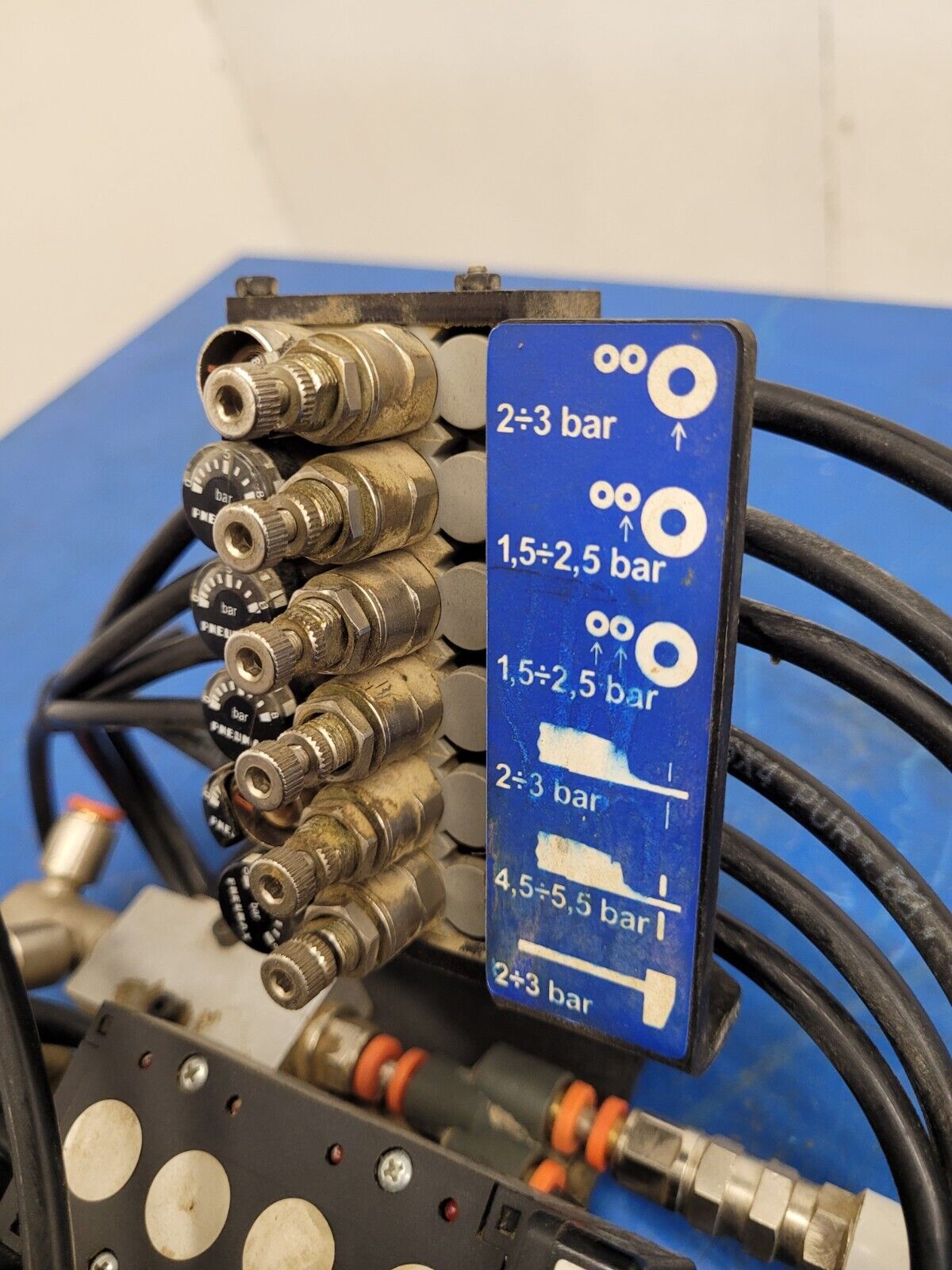 Pneumax Pneumatic Solenoid Manifold 2400.04.01 24VDC 145 PSI N338.ROE-8 Valves B