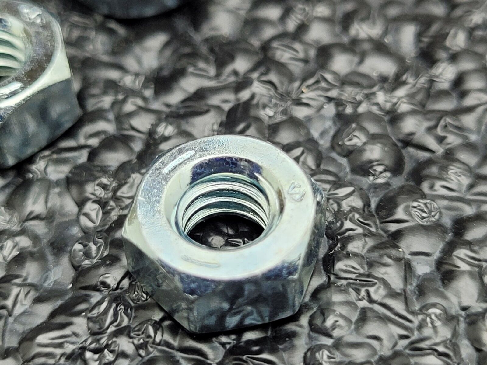 Lot of 200 Earnest Black Diamond 1/4-20 Grade 5 Hex Nuts Zinc Clear Plated