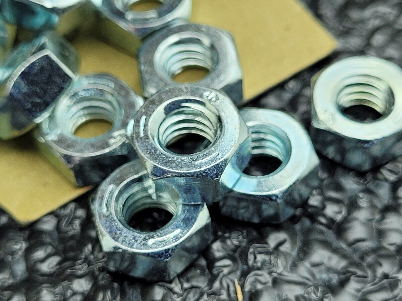 Lot of 200 Earnest Black Diamond 1/4-20 Grade 5 Hex Nuts Zinc Clear Plated