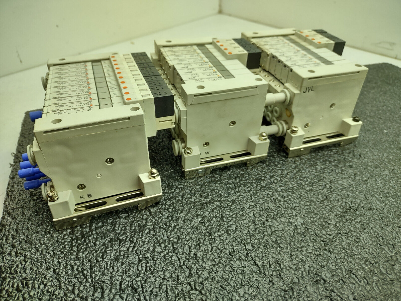 3x SMC Pneumatic Valve Block Solenoid Manifold 24VDC 26 Valves Total Lot E