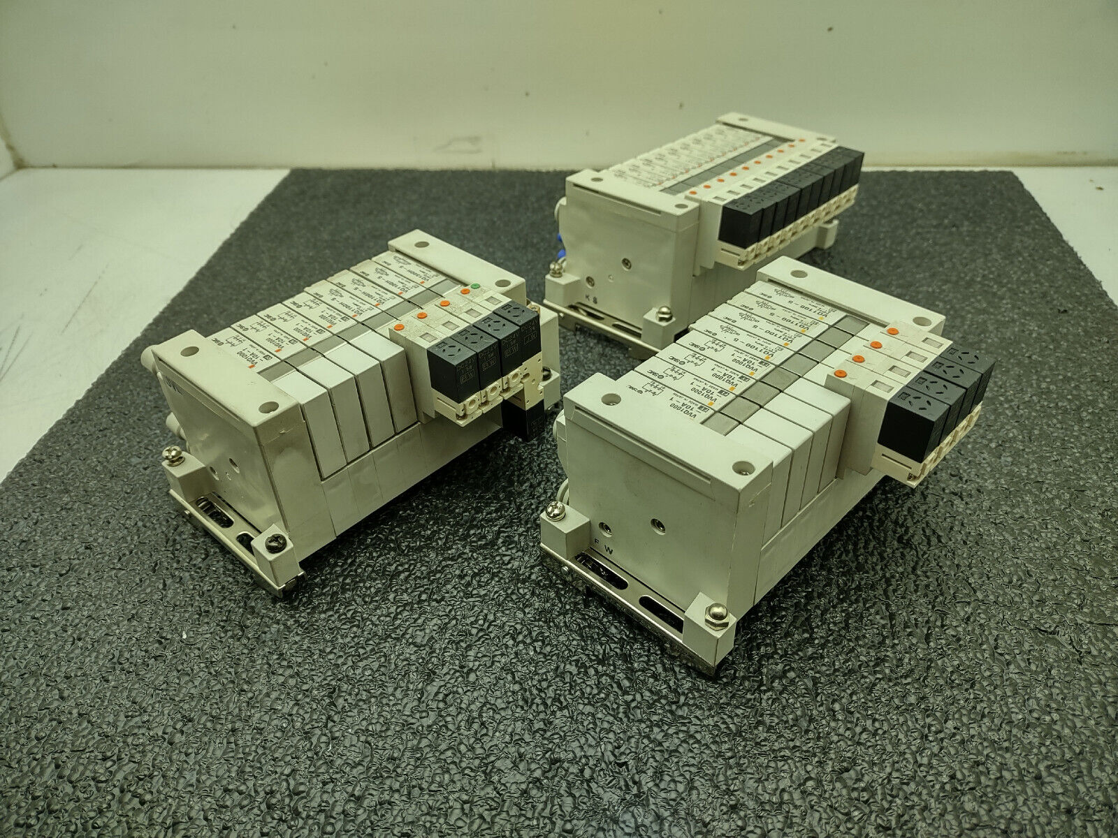 3x SMC Pneumatic Valve Block Solenoid Manifold 24VDC 26 Valves Total Lot E