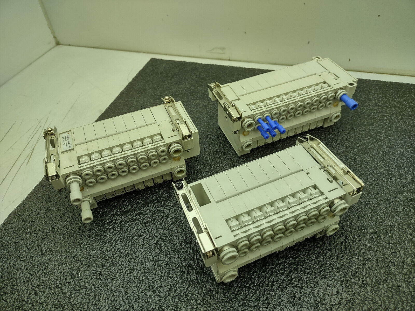 3x SMC Pneumatic Valve Block Solenoid Manifold 24VDC 26 Valves Total Lot E