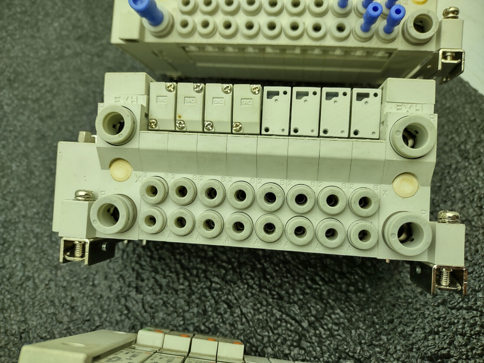 3x SMC Pneumatic Valve Block Solenoid Manifold 24VDC 26 Valves Total Lot E