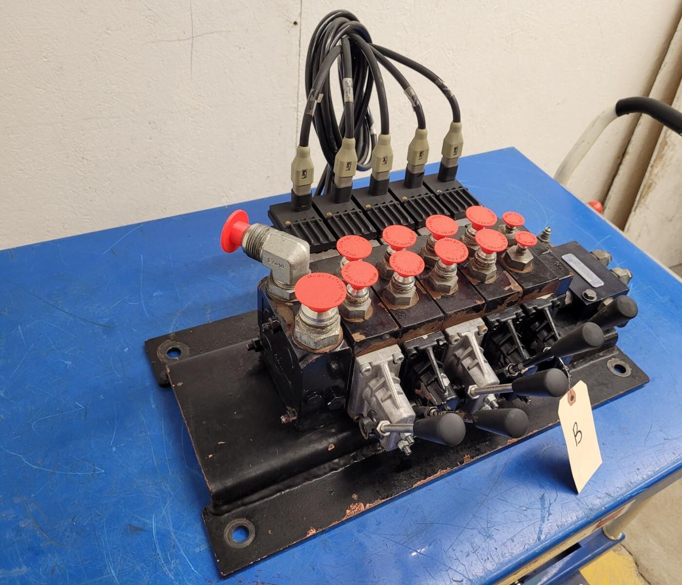 Danfoss PVG 32  5 x Proportional Hydraulic Valve 159B5162 Block 230 Bar [ B ]