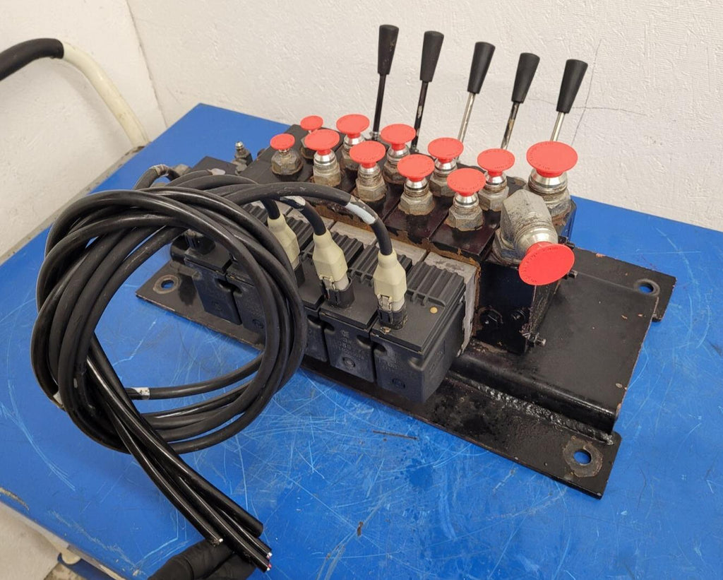 Danfoss PVG 32  5 x Proportional Hydraulic Valve 159B5162 Block 230 Bar [ B ]