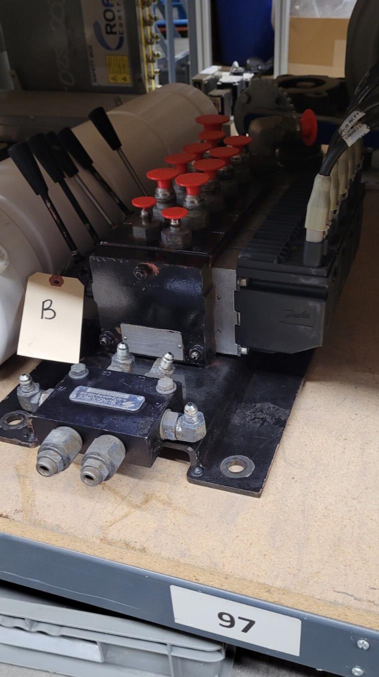 Danfoss PVG 32  5 x Proportional Hydraulic Valve 159B5162 Block 230 Bar [ B ]