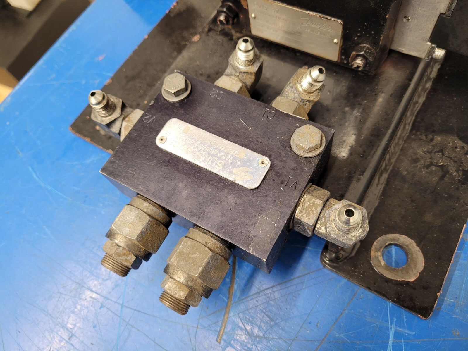 Danfoss PVG 32  5 x Proportional Hydraulic Valve 159B5162 Block 230 Bar [ B ]