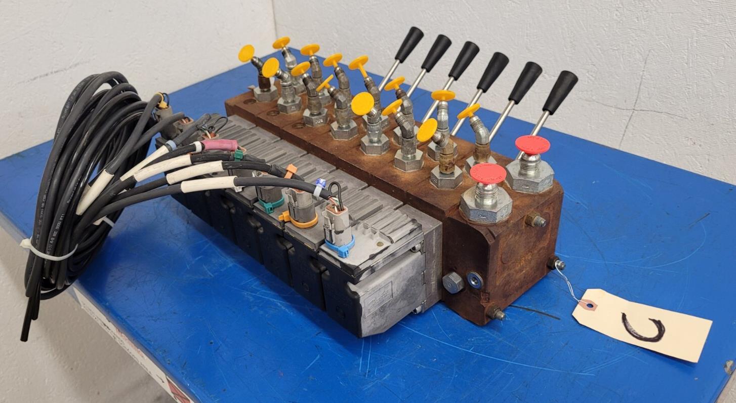 Danfoss PVG 32  6x Proportional Hydraulic Valve  Block 157B4292 Servo [ C ].