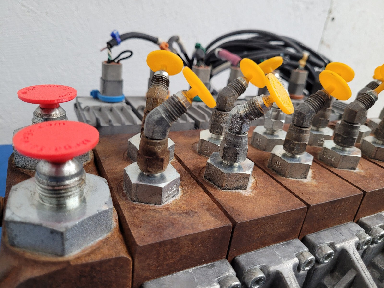 Danfoss PVG 32  6x Proportional Hydraulic Valve  Block 157B4292 Servo [ C ].