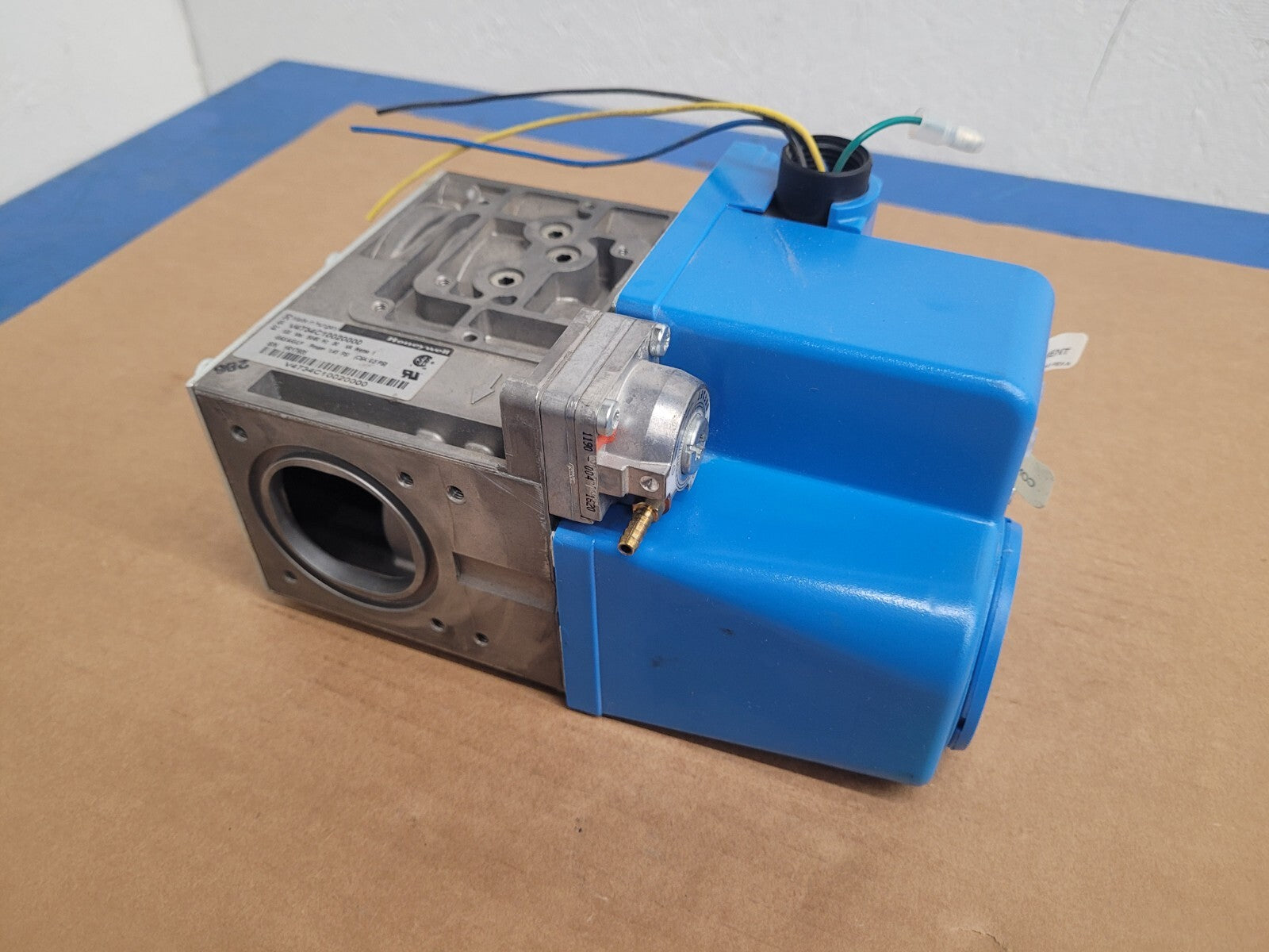 Honeywell V4734C10020000 Gas Safety Shutoff Valve 120 Vac 50/60Hz