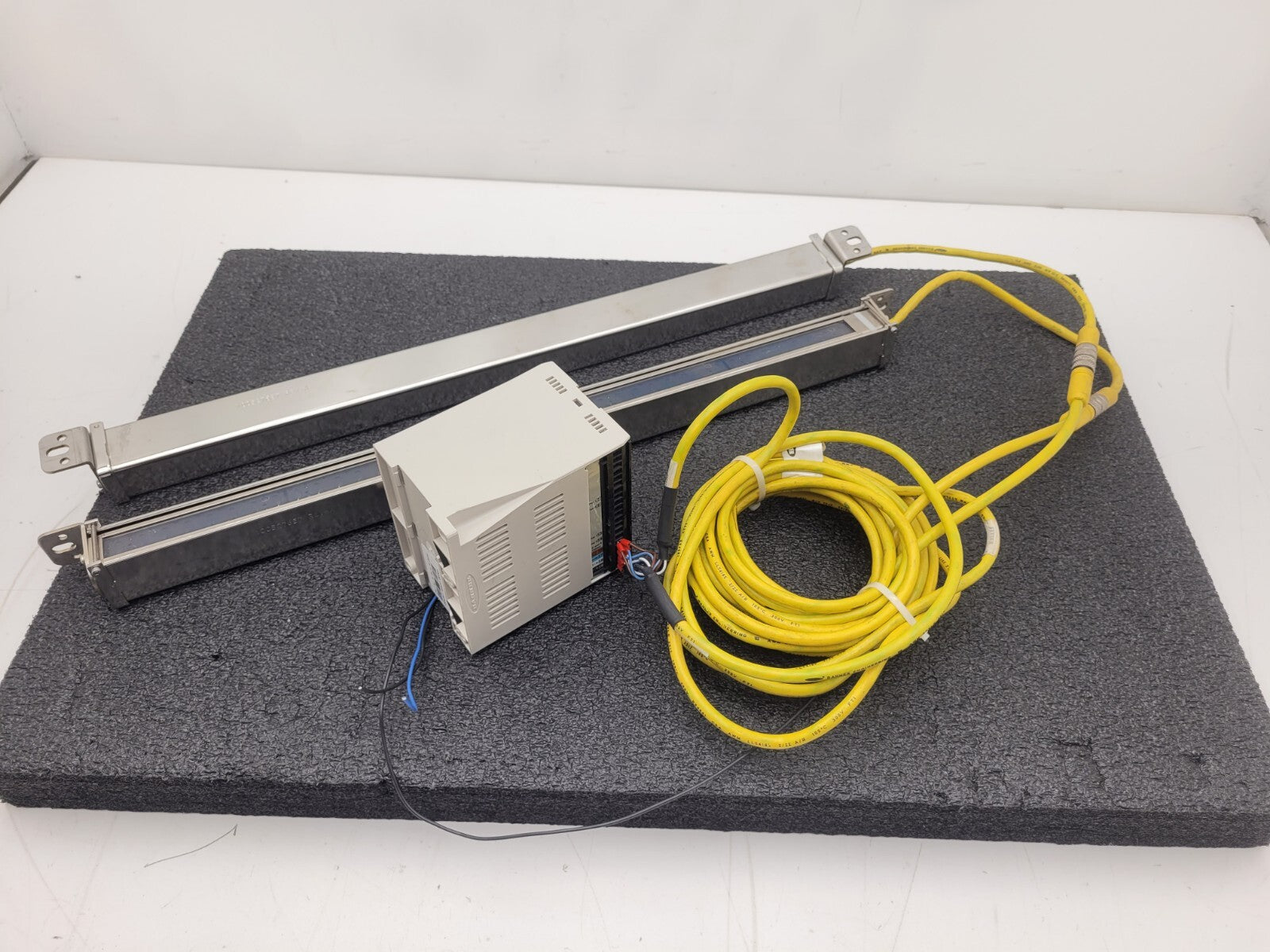 Banner USE2012NP2 & USR2012NP2 MICRO-SCREEN 20" Light Curtain Screen Tested "F"