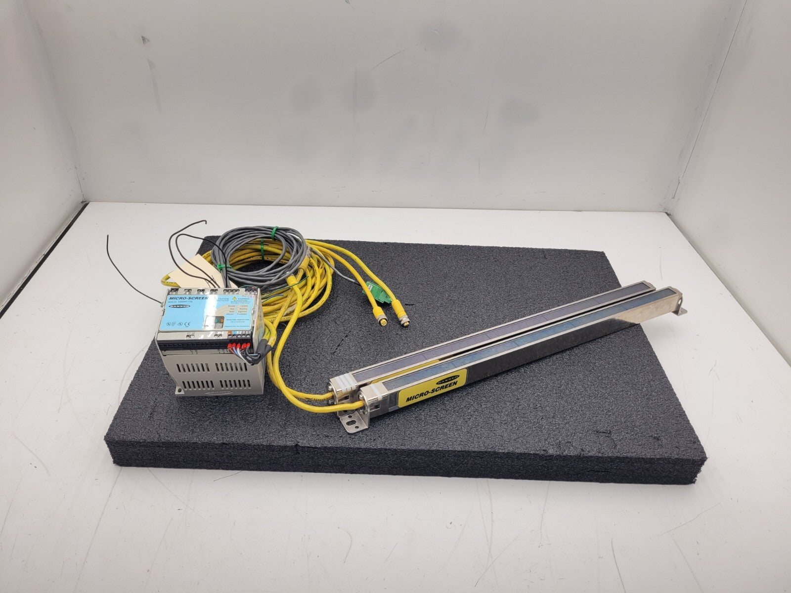 Banner USE2012NP2 & USR2012NP2 MICRO-SCREEN ESD  20" Light Curtain Screen "H"