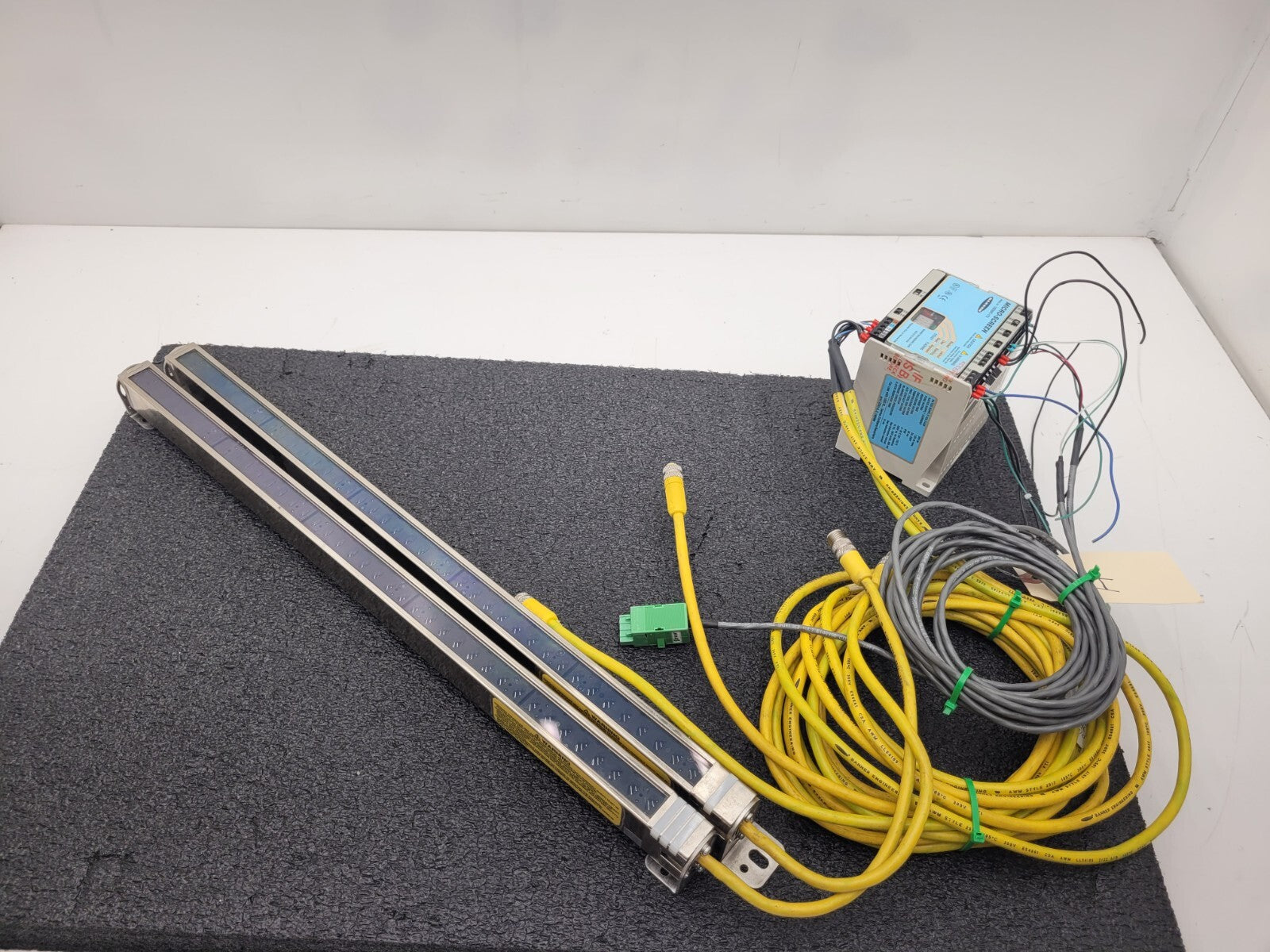 Banner USE2012NP2 & USR2012NP2 MICRO-SCREEN ESD  20" Light Curtain Screen "H"